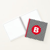 Zwart-wit zigzagpatroon met rode monogram notitieboek (Binnen)