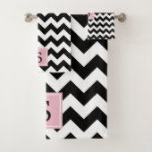 Zwart-wit zigzagpatroon, monogram bad handdoek (Insitu)