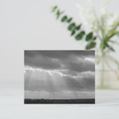 Zwart-wit zonnestralen briefkaart (Staand voorkant)