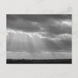 Zwart-wit zonnestralen briefkaart