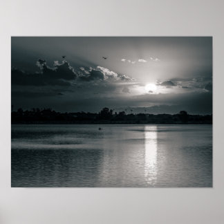 Zwart-wit zonsondergang boven een kalm meer poster