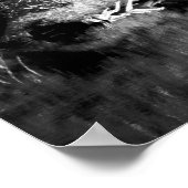 Zwart-witboomstronk reflecterend in water 16x20 poster (Hoek)