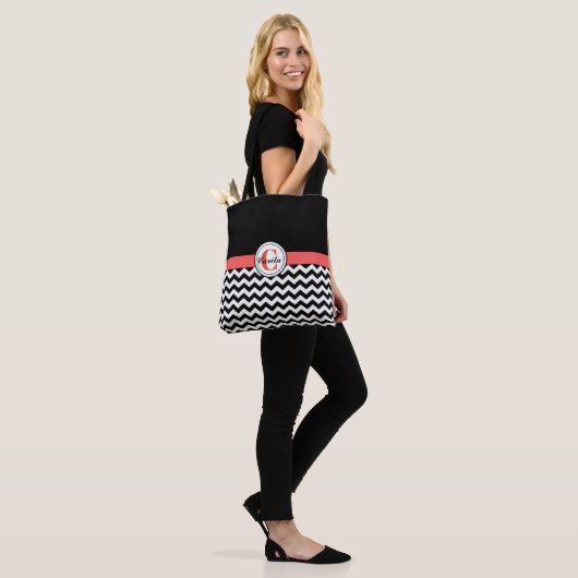 Zwart-witChevron All-Over-Print Canvas tas (Op model)