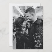 Zwart-witfoto Moderne handgeschreven bruiloft Save The Date (Voorkant)