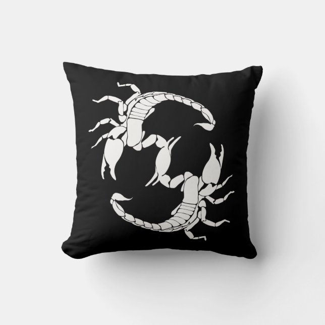 Zwart-witletters S - twee Scorpions Kussen (Voorkant)