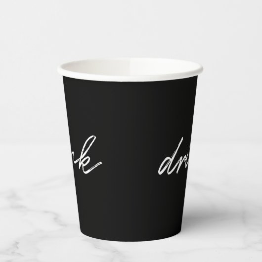 Zwart-witminimalistisch script "drink" Funny Papieren Bekers (Links)