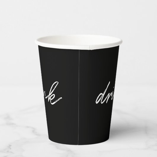 Zwart-witminimalistisch script "drink" Funny Papieren Bekers (Rechts)