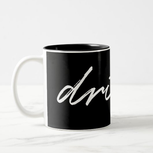 Zwart-witminimalistisch script "drink" Funny Tweekleurige Koffiemok (Links)