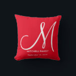 Zwart-witmonogram huwelijksplein kussen<br><div class="desc">Je kunt je eigen monogram,  initiaal,  familienaam en trouwdag of verjaardagsdatum toevoegen aan zwarte zijde. Het is een geweldig geschenk voor nieuwe weds.</div>