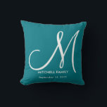 Zwart-witmonogram huwelijksplein kussen<br><div class="desc">Je kunt je eigen monogram,  initiaal,  familienaam en trouwdag of verjaardagsdatum toevoegen aan zwarte zijde. Het is een geweldig geschenk voor nieuwe weds.</div>