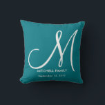 Zwart-witmonogram huwelijksplein kussen<br><div class="desc">Je kunt je eigen monogram,  initiaal,  familienaam en trouwdag of verjaardagsdatum toevoegen aan zwarte zijde. Het is een geweldig geschenk voor nieuwe weds.</div>