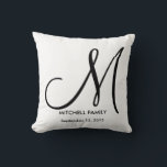 Zwart-witmonogram huwelijksplein kussen<br><div class="desc">Je kunt je eigen monogram,  initiaal,  familienaam en trouwdag of verjaardagsdatum toevoegen aan zwarte zijde. Het is een geweldig geschenk voor nieuwe weds.</div>