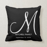 Zwart-witmonogram huwelijksplein kussen<br><div class="desc">Je kunt je eigen monogram,  initiaal,  familienaam en trouwdag of verjaardagsdatum toevoegen aan zwarte zijde. Het is een geweldig geschenk voor nieuwe weds.</div>