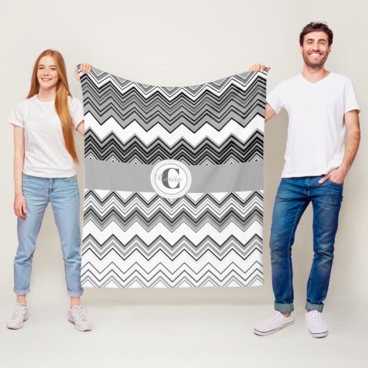 Zwart-witmonogrammen Chevron Fleece Blanket (In situ)