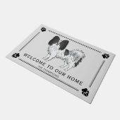 Zwart-witpapier met een twitteklare hond met aange deurmat (Schuin)