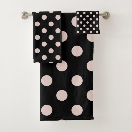 Zwart-witroze lichtroze pooldots bad handdoek (Insitu)