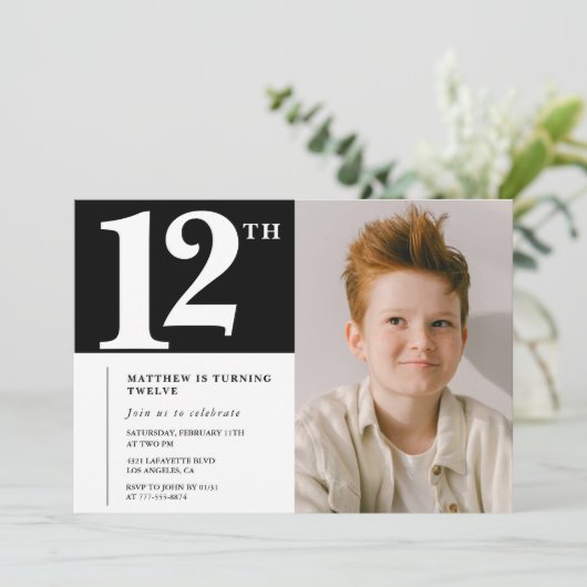Zwart Witte 12e verjaardagsuitnodiging Chic Foto Kaart (Staand voorkant)