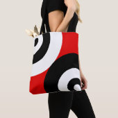 Zwart-witte Abstracte cirkels op rood Tote Bag (Dichtbij)