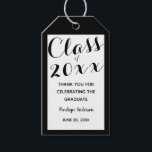 Zwart-Witte Afstudeerklas van 2025 Cadeaulabel<br><div class="desc">Zwart-wit afstudeercadeau-label,  die je gemakkelijk kunt personaliseren met de naam en het afstudeerjaar van de afgestudeerde. De achterkant van deze afstudeercadeau-label is effen zwart. Bekijk alle foto's.</div>