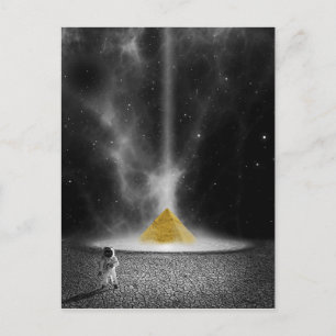 Zwart-witte astronaut en gouden piramide briefkaart