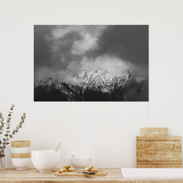 Zwart-witte bergen in wolken poster