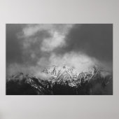 Zwart-witte bergen in wolken poster (Voorkant)