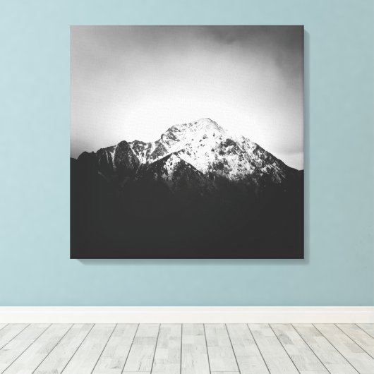 Zwart-witte besneeuwde berg canvas afdruk (Insitu (Houten vloer))
