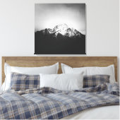 Zwart-witte besneeuwde berg canvas afdruk (Insitu (Slaapkamer))
