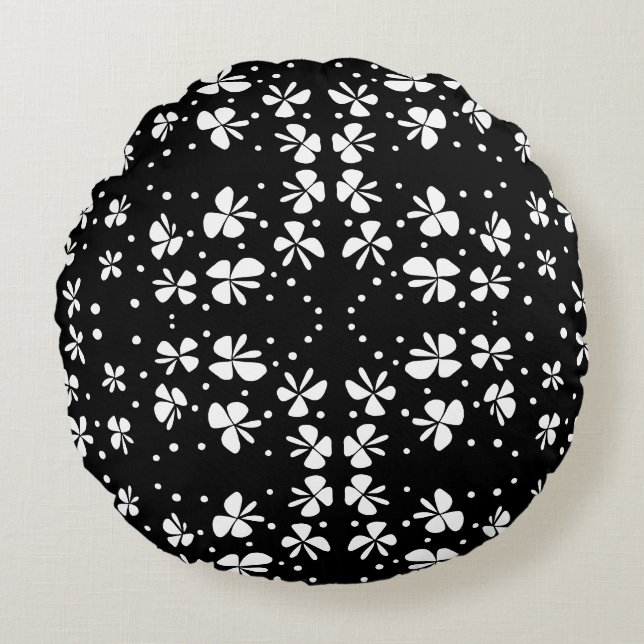 Zwart-witte bloemen doodle rond kussen (Voorkant)