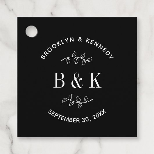 Zwart Witte Bloemige Botanische Monogram Koppel Na Bedankjes Labels (Voorkant)