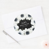 Zwart-witte bloemige bruidsdouche ronde sticker (Envelop)