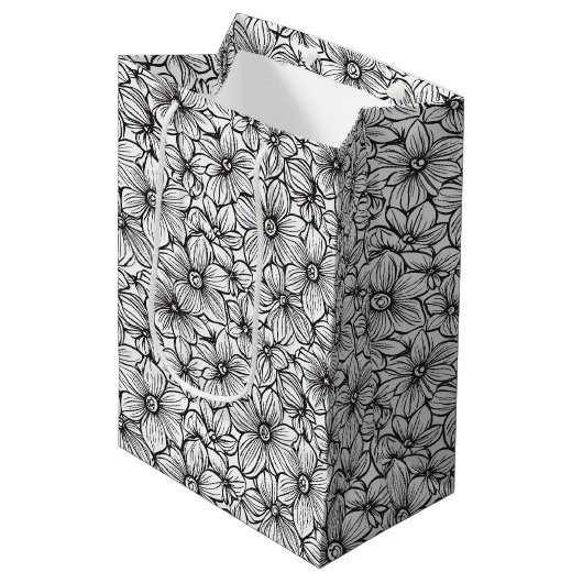Zwart Witte Bloemige Bruiloft Medium Cadeauzakje (Voorkant Gekanteld)