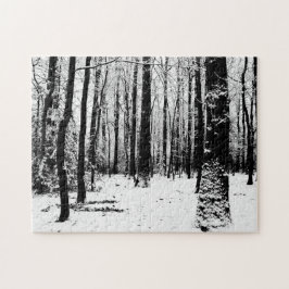Zwart-witte bomen in de sneeuwpuzzel legpuzzel