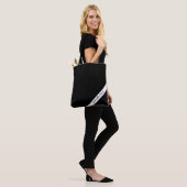 Zwart-witte boodschappentas met naam diagonaal ges tote bag (Op model)