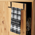 Zwart-witte buffel plaid monogram naam theedoek<br><div class="desc">Rustiek zwart-wit buffel geruite patroon,  persoonlijke keukenhanddoek U kunt het personaliseren en jouw naam toevoegen.</div>