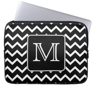 Zwart-witte Chevron met aangepast monogram. Laptop Sleeve