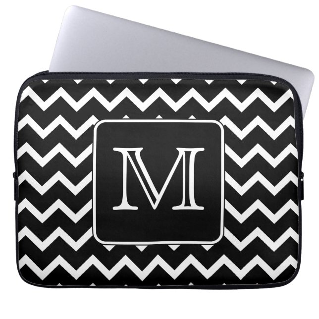 Zwart-witte Chevron met aangepast monogram. Laptop Sleeve (Voorkant)