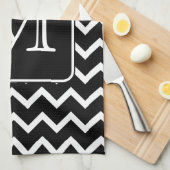 Zwart-witte Chevron met aangepast monogram. Theedoek (Quarter Fold)
