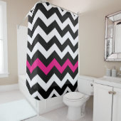 Zwart-witte Chevron met hot-roze accessoire Douchegordijn (In situ)