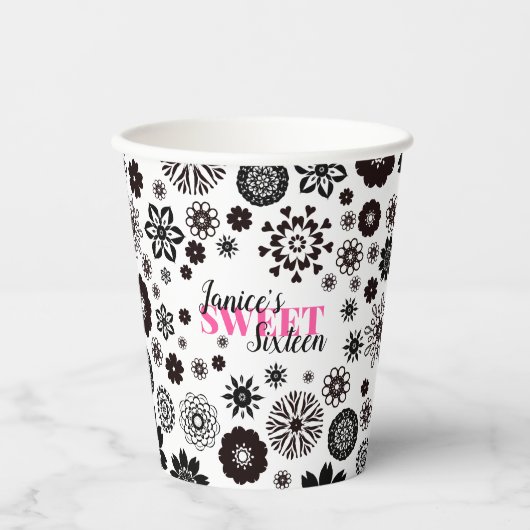 Zwart Witte Cute Bloemige Sweet 16 Gepersonaliseer Papieren Bekers (Voorkant)