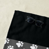 Zwart-witte dog en bot met naam strandlaken (In situ)