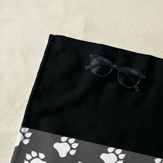 Zwart-witte dog en bot met naam strandlaken (In situ)