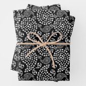 Zwart-witte dog en harten afdrukken van paisley inpakpapier vel (In situ)