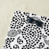 Zwart-witte dog en harten afdrukken van paisley strandlaken (In situ)