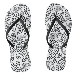 Zwart-witte dog en harten afdrukken van paisley teenslippers