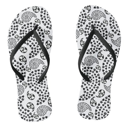 Zwart-witte dog en harten afdrukken van paisley teenslippers (Voetbed)