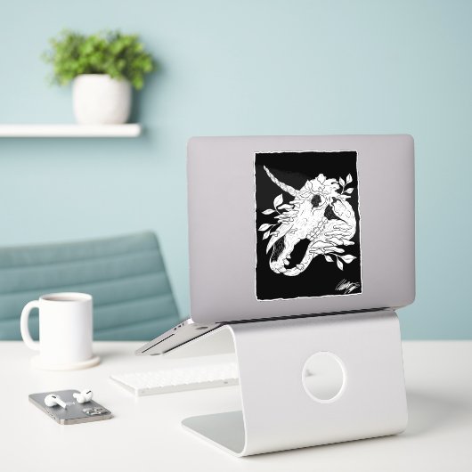 Zwart-witte eenhoornschedel met planten sticker (Laptop op bureau)