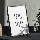 Zwart-witte, eenvoudige, moderne, minimalistische  kaart<br><div class="desc">Zwart-wit eenvoudige moderne minimalistische typografie trouwtafel nummer. Geschikt voor verjaardag,  jubileum en elk ander feest.</div>