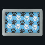 Zwart-witte en rode vlekken op blauwe achtergrond gesp<br><div class="desc">Een patroon in zwart-wit van de afdrukken van de hondenpoot met schadelijke effecten op een blauwe achtergrond. Stijl van originele cartoon</div>