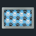 Zwart-witte en rode vlekken op blauwe achtergrond gesp<br><div class="desc">Een patroon in zwart-wit van de afdrukken van de hondenpoot met schadelijke effecten op een blauwe achtergrond. Stijl van originele cartoon</div>